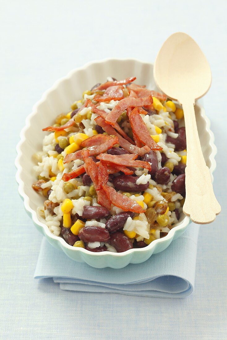 Risotto mit Mais, Kidneybohnen, Erbsen, gebratenem Schinken