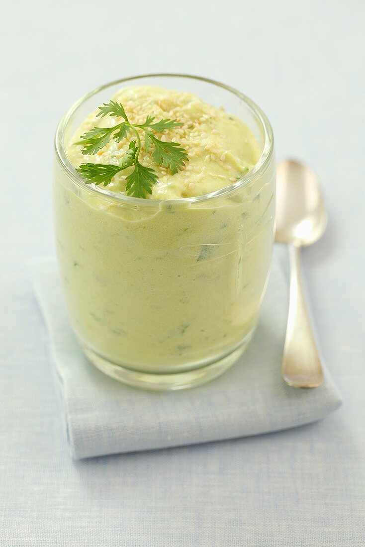 Avocado-Koriandercreme mit Sesam im Glas