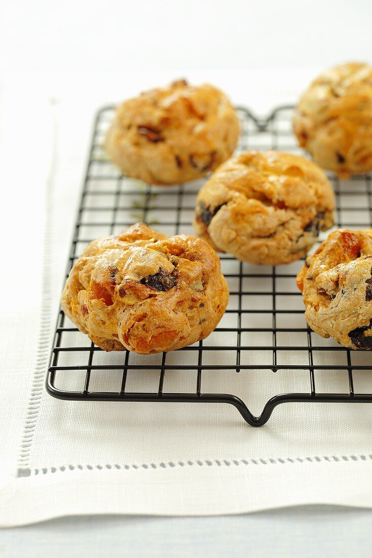 Yeast cakes made with dried fruit on a wire rack