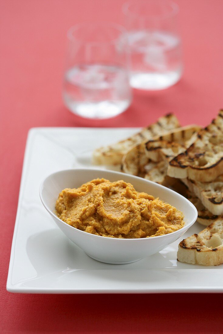 Kürbisdip mit gegrilltem Brot