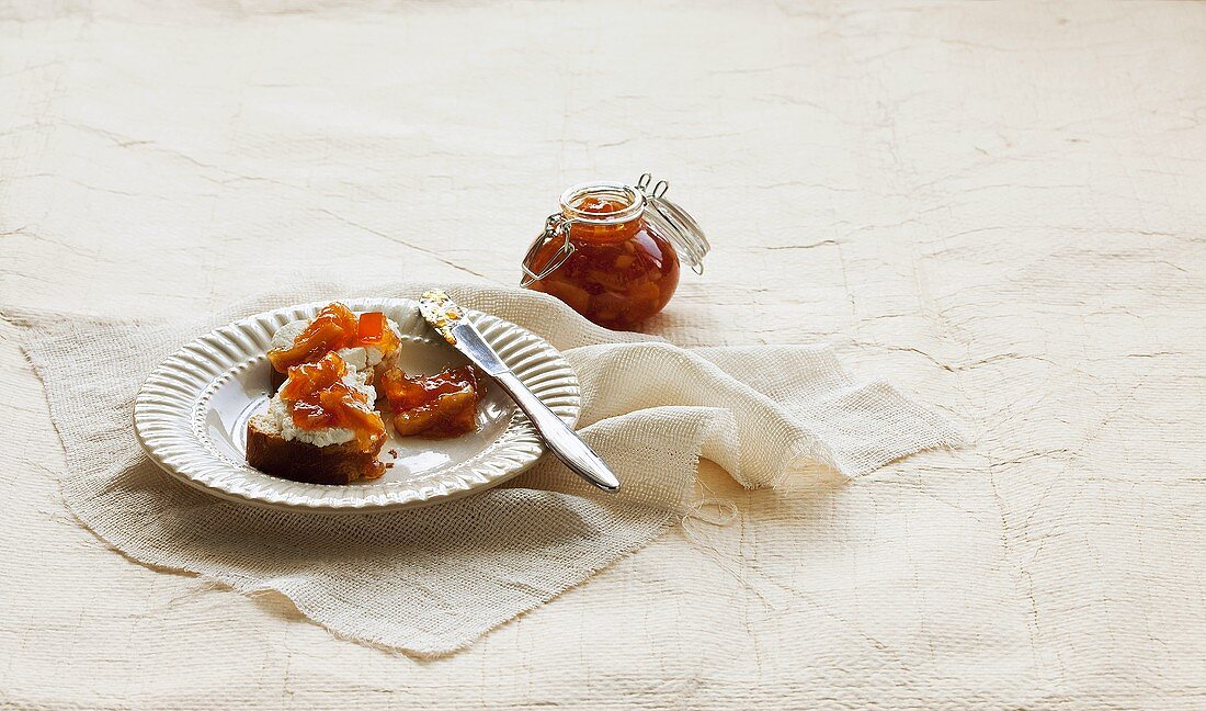 Toast mit Frischkäse und Marmelade aus Zitrusfrüchten