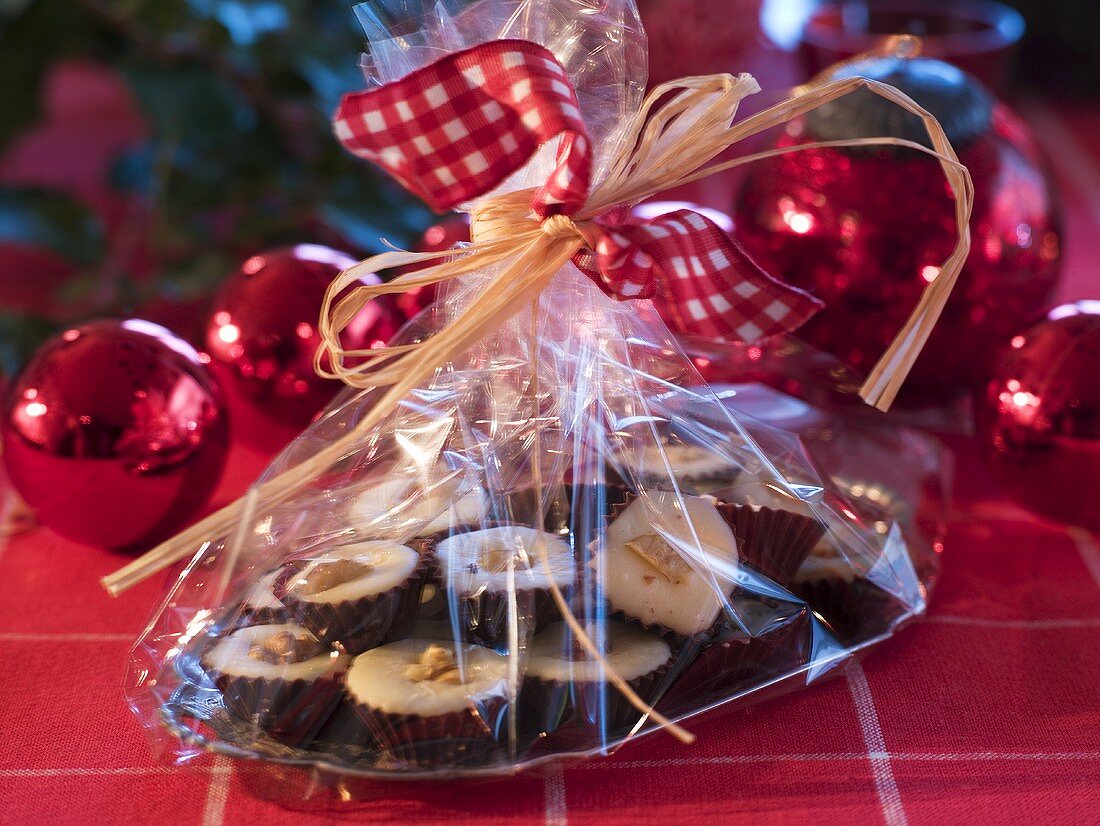 Weihnachtliches Schokoladenkonfekt mit dunkler und weißer Schokolade
