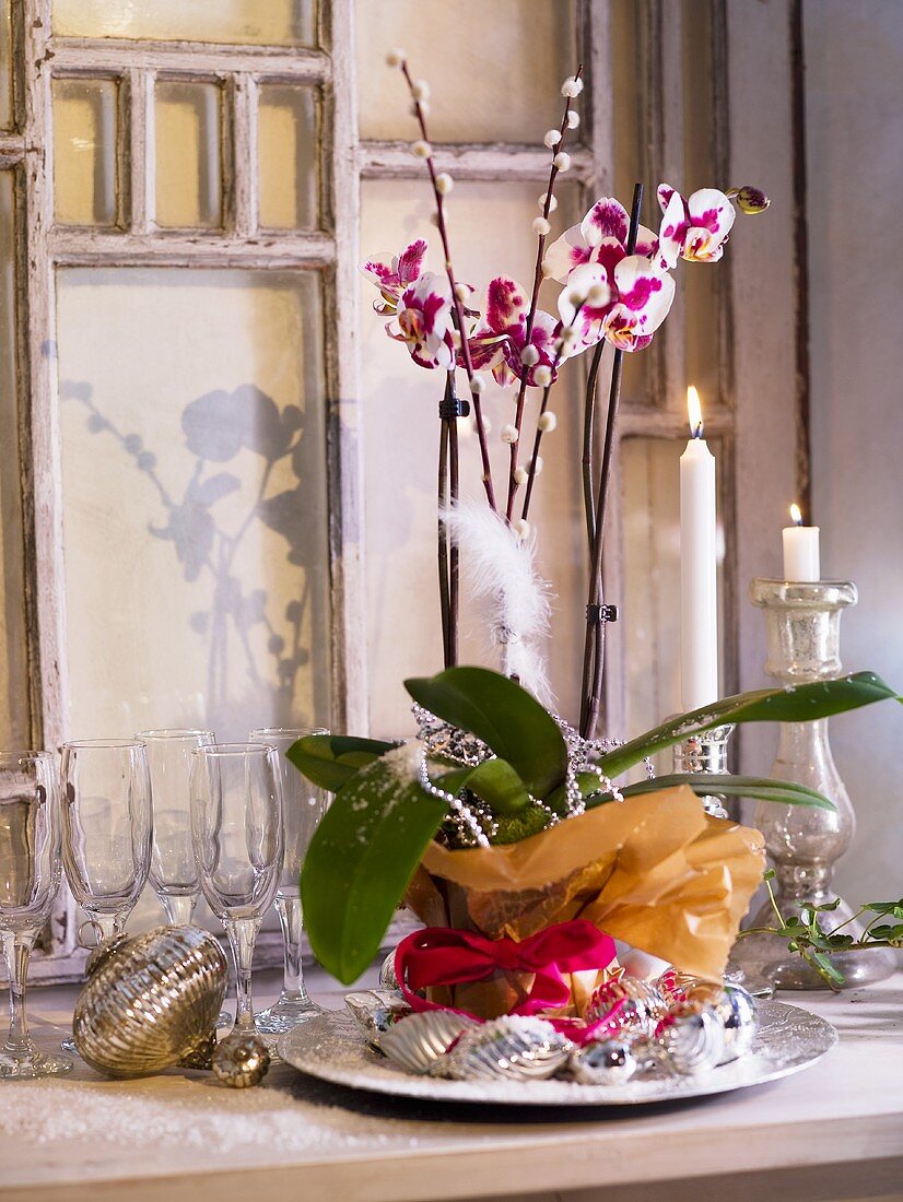 Weihnachtliche Tischdekoration mit Orchidee