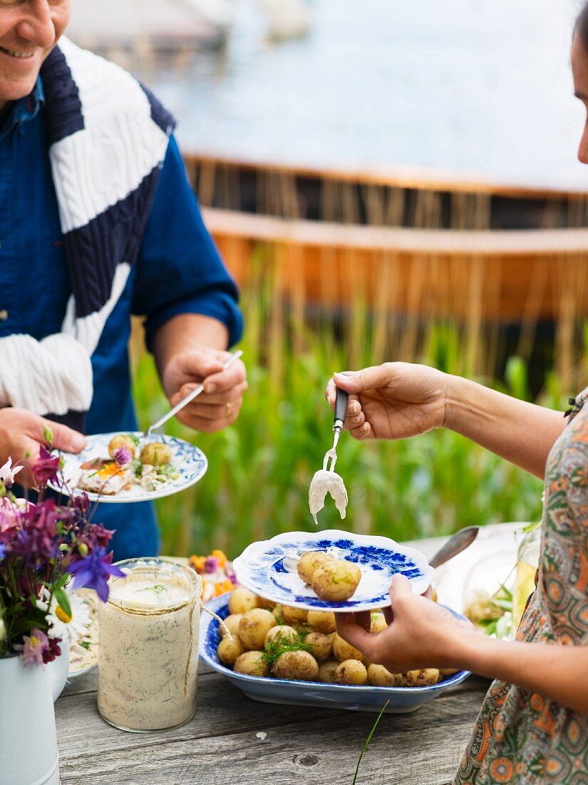 Menschen am Buffet