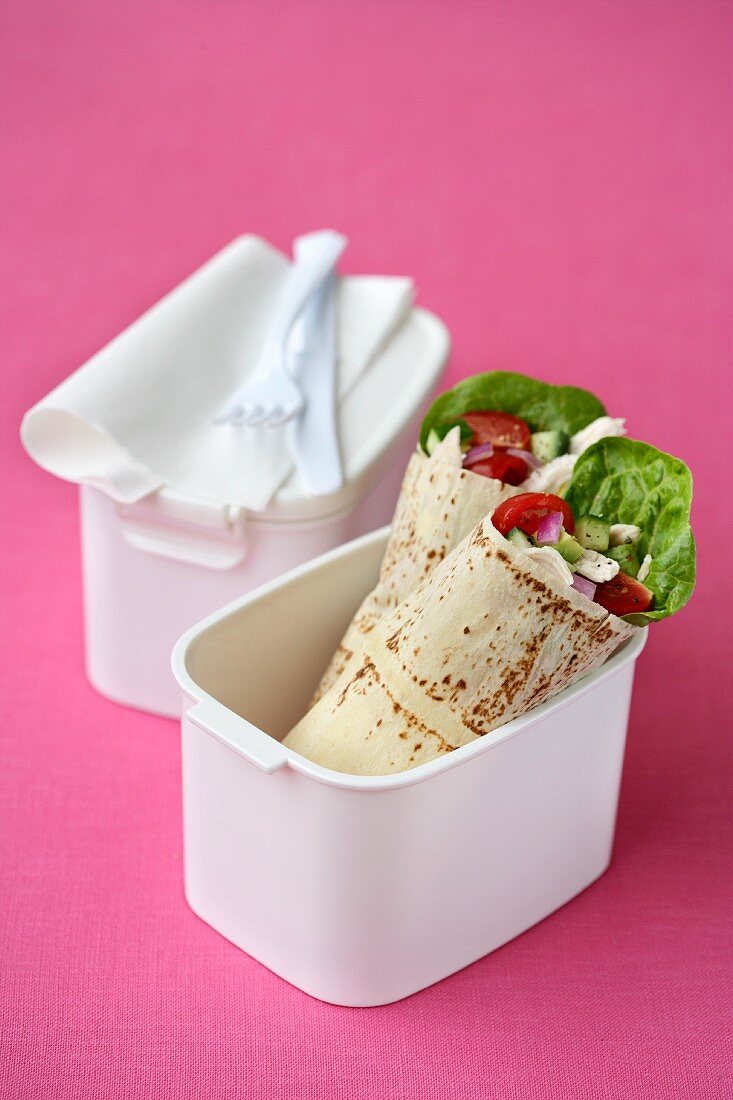 Wraps mit Salat in Lunchbox