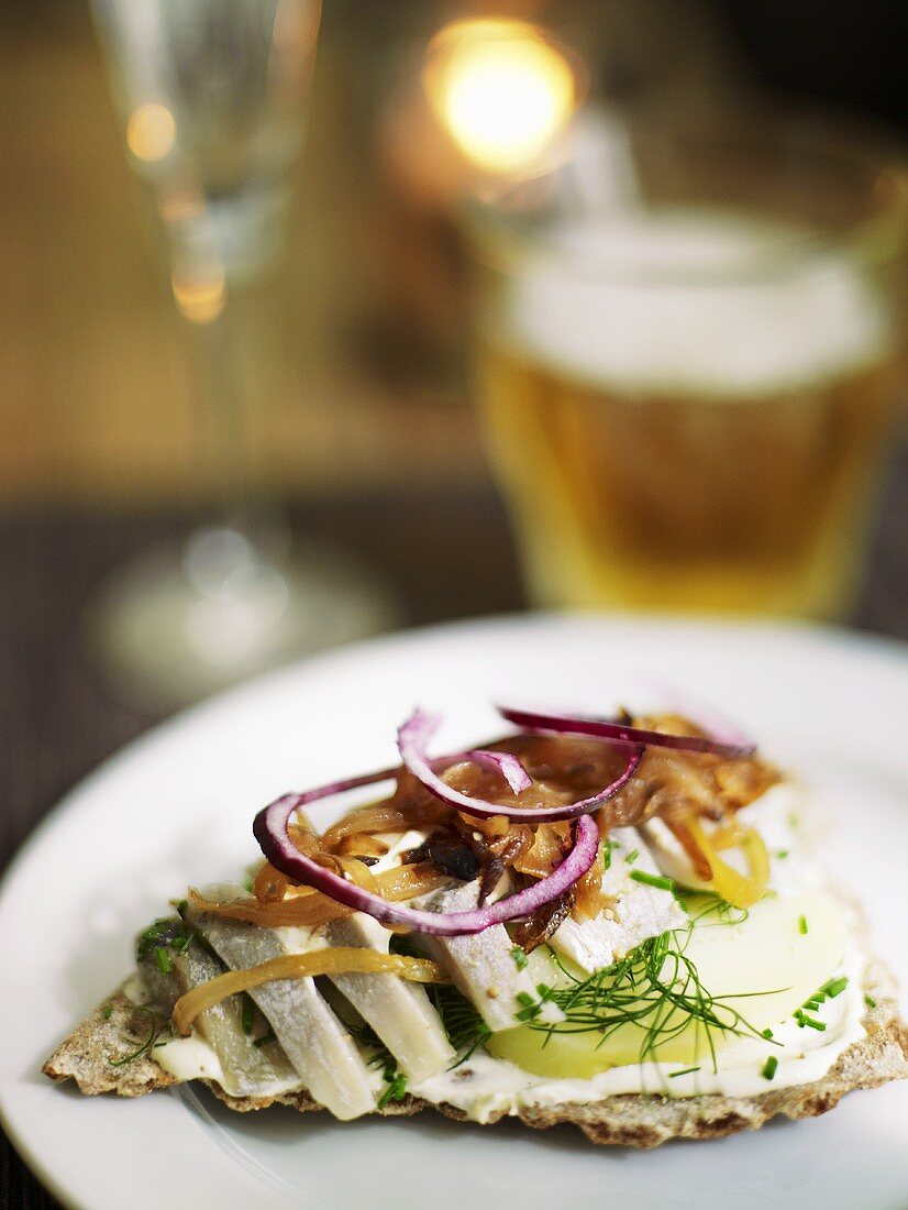 Knäckebrot mit Hering und Zwiebeln