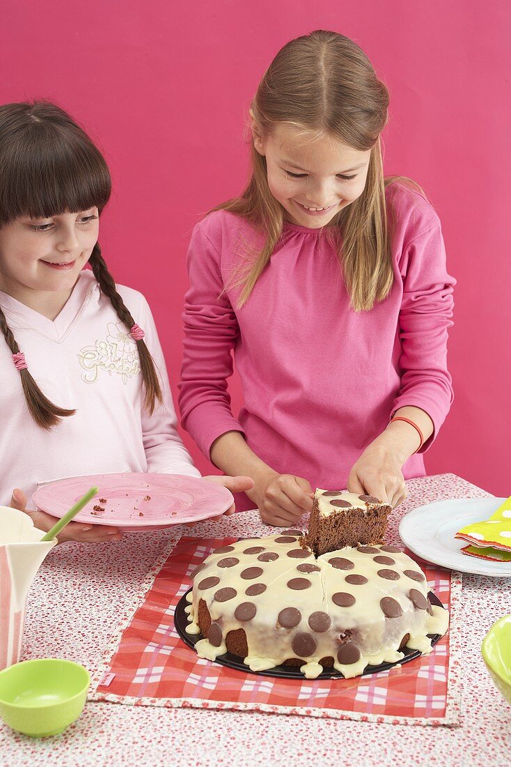 Zwei Mädchen mit Pünktchen-Kuchen