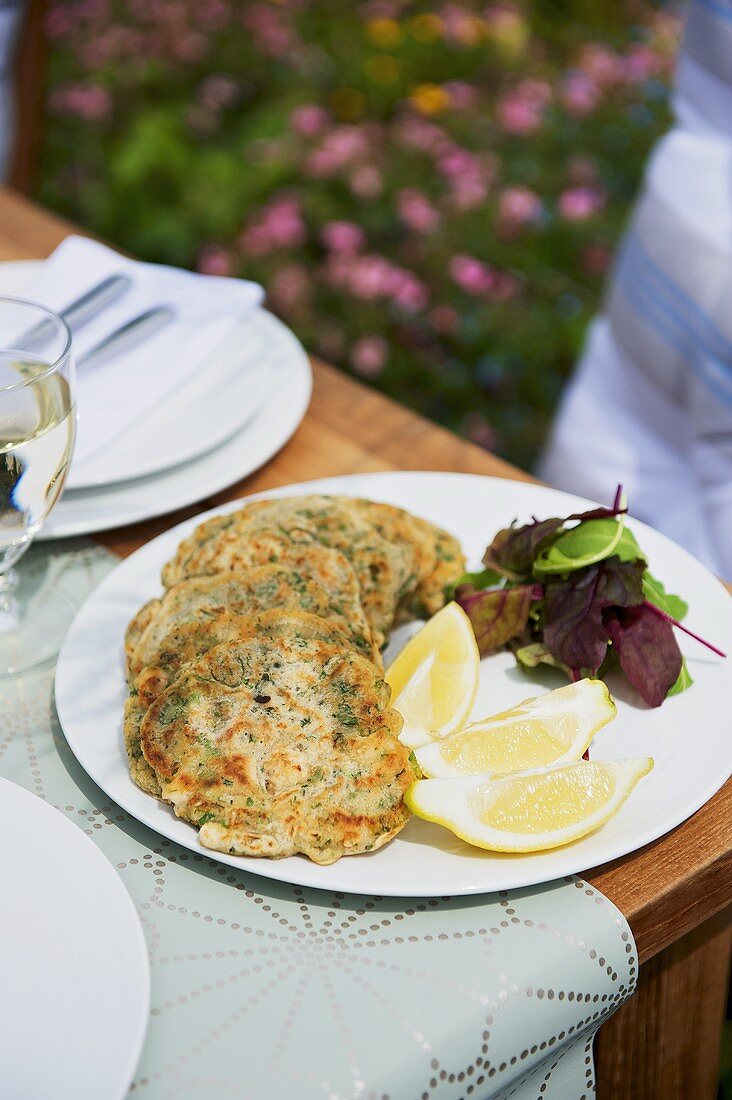 Kräuterpancakes mit Zitronenschnitzen