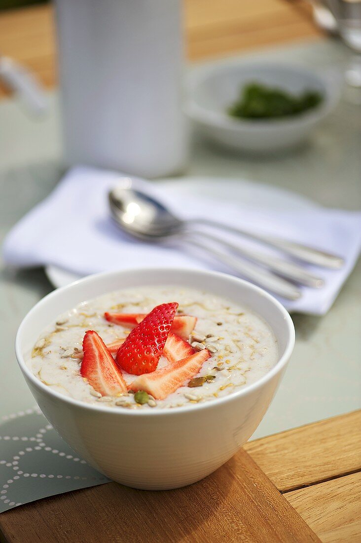 Porridge with strawberries and pistachios
