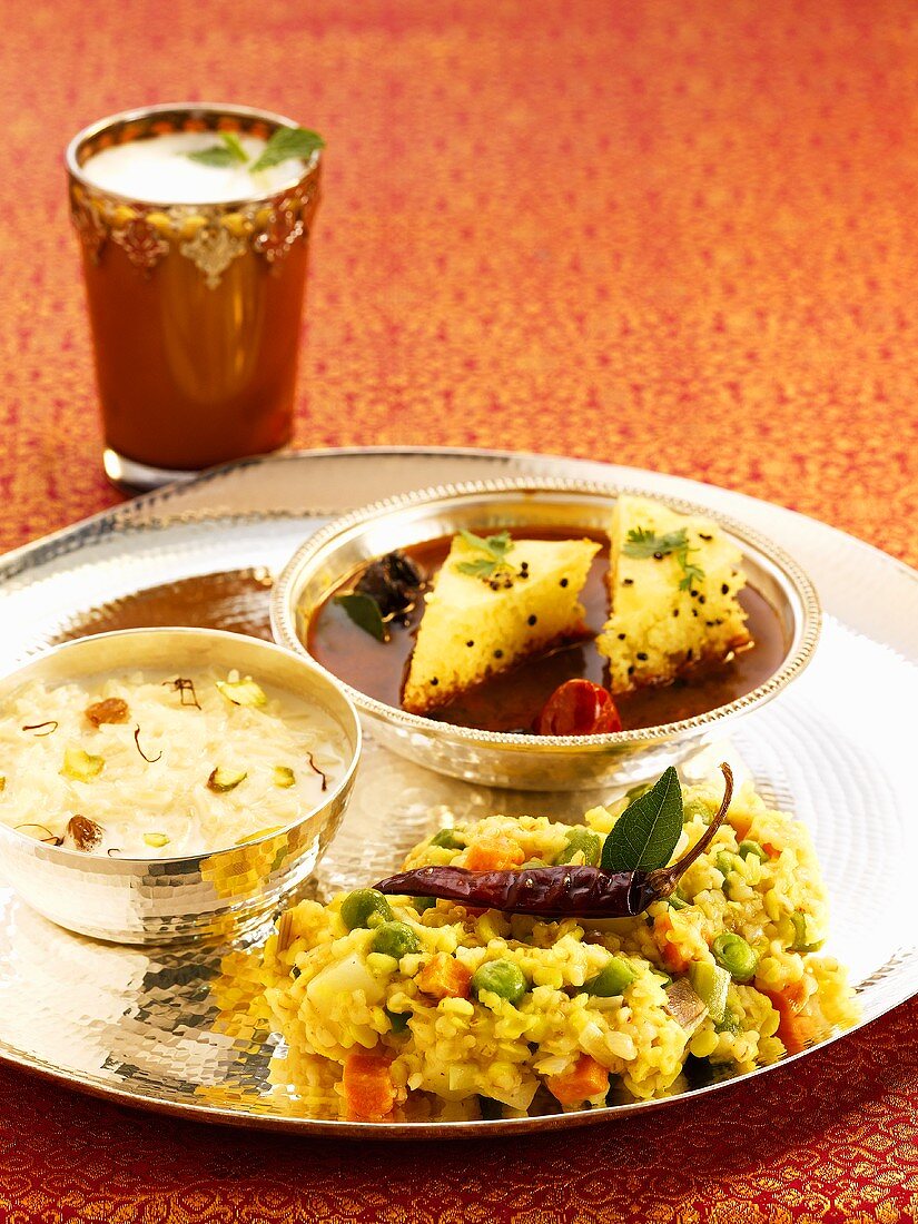 Gerichte aus Gujarat: Khichdi (Reisgericht), Kheer (Reisdessert), Dhokla (Reisgebäck), Chaas (Buttermilch)