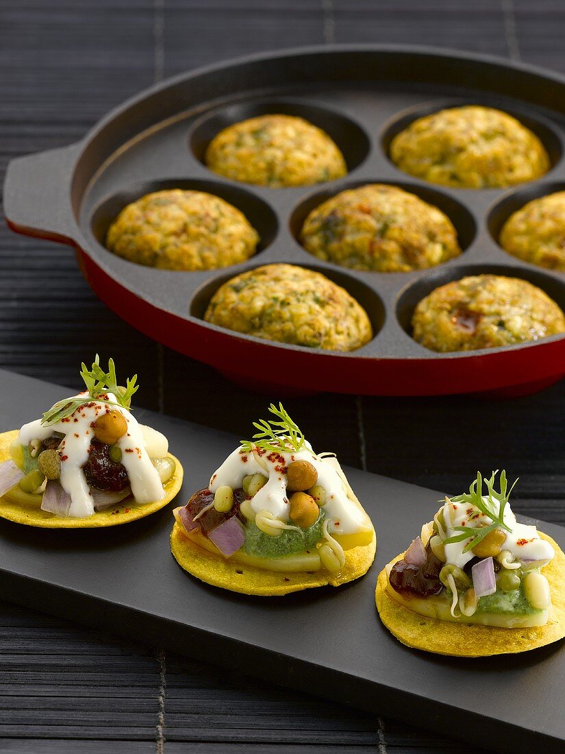 Indische Snacks: Sev Puri (Plätzchen mit Gemüse belegt) und Paniyaram (Frittierte Reis-Linsen-Bällchen)