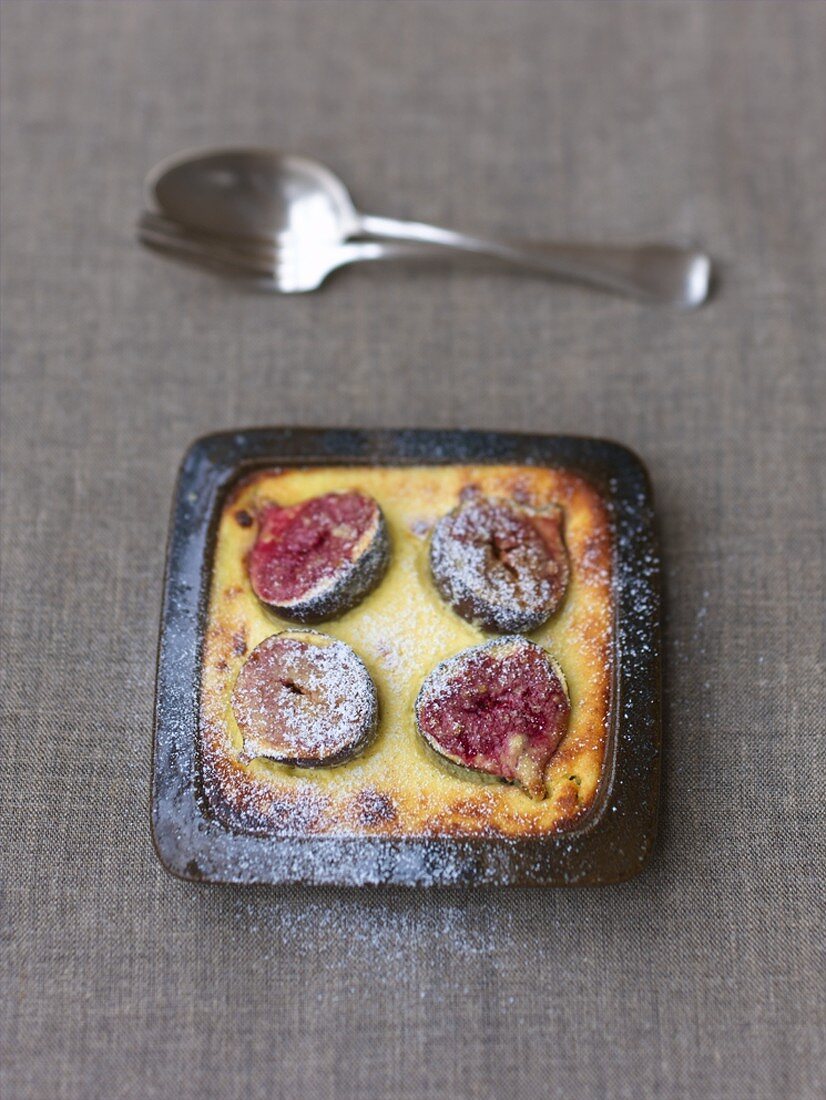 Fig gratin with goat's cheese in a baking tin
