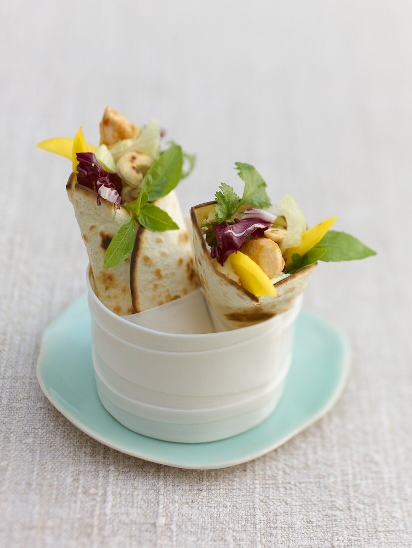 Zwei Hähnchen-Mango-Wraps in einer Porzellanschüssel