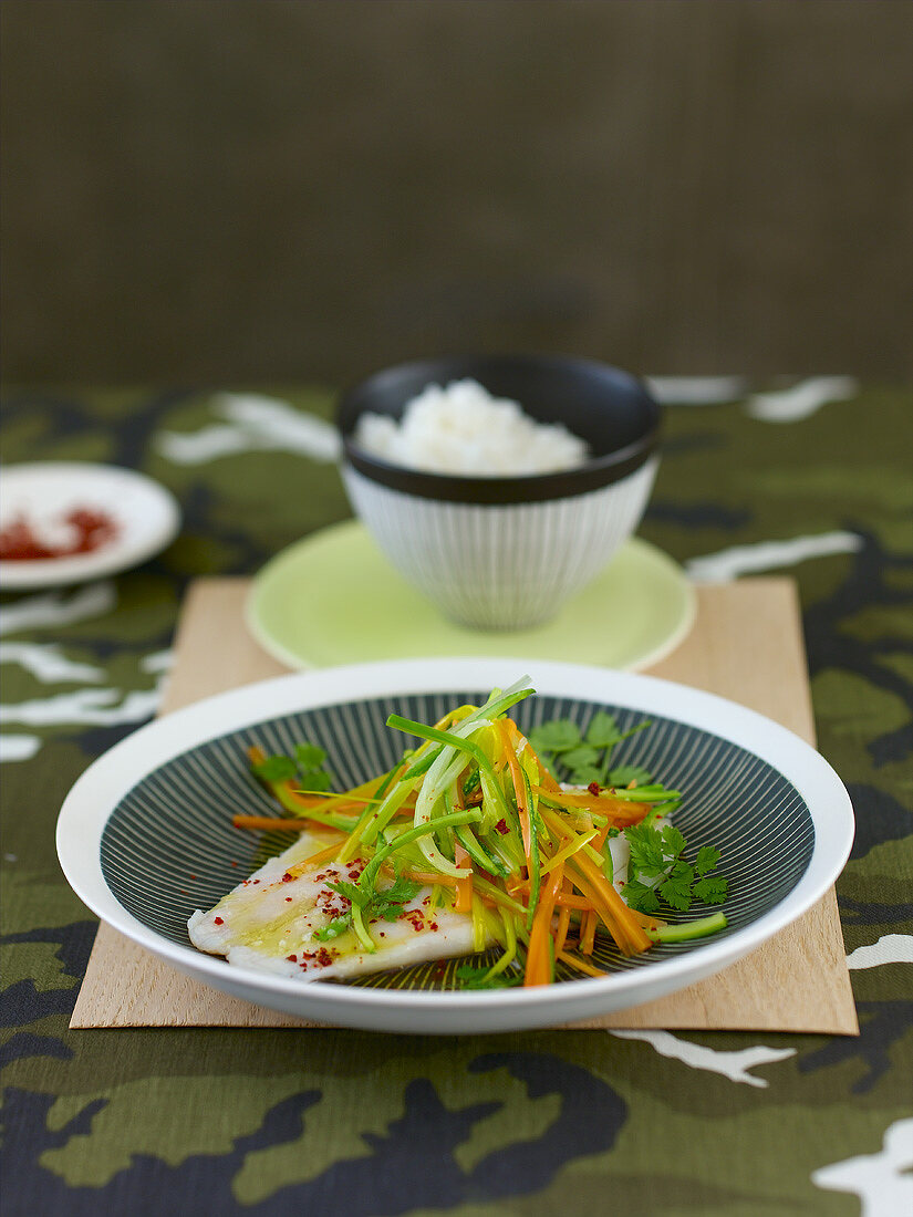 Gedämpftes Fischfilet mit Gemüsestreifen und Reis