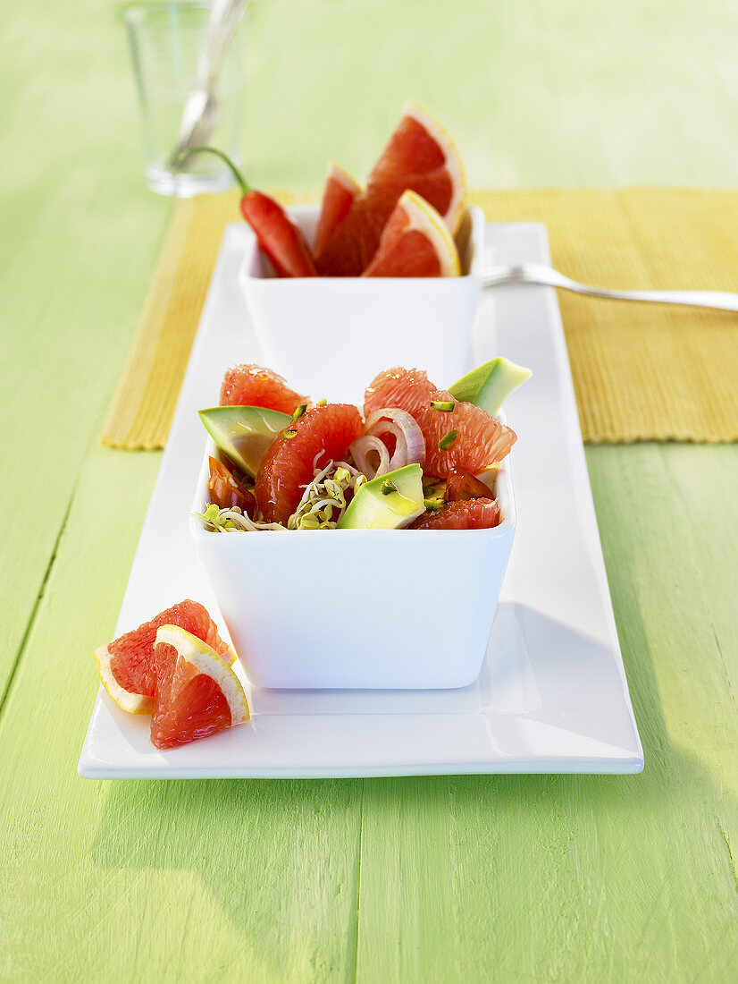 Avocado-Grapefruit-Salat in Porzellanschüsselchen