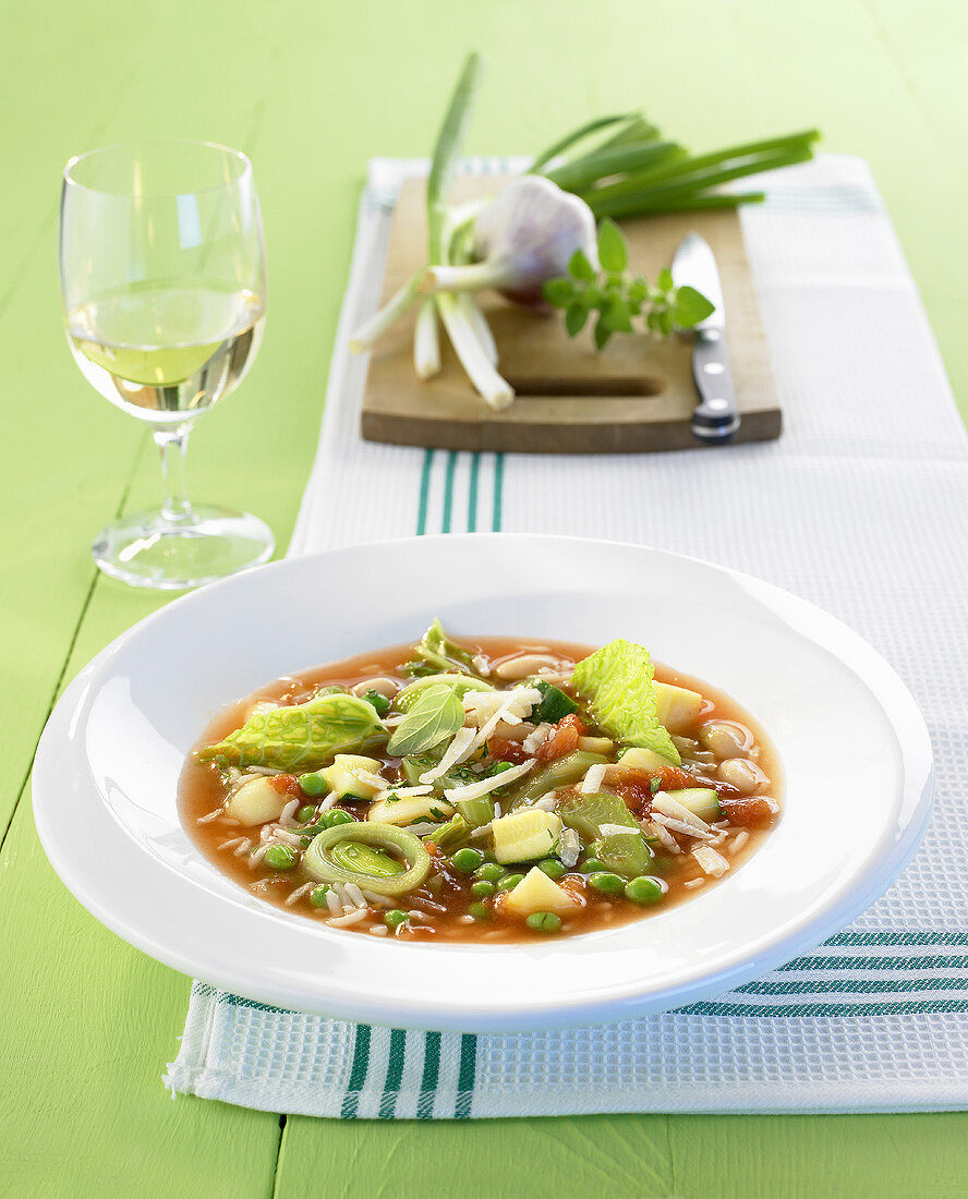 Minestrone con il riso (Gemüsesuppe mit Reis, Italien)