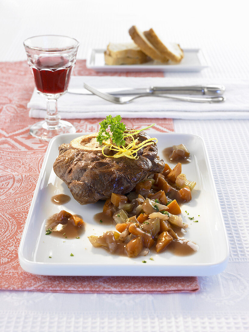 Ossobuco mit Schmorgemüse auf einer Platte