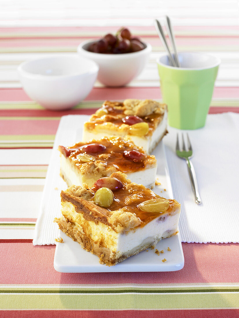 Drei Stücke Ziegenfrischkäsekuchen mit Trauben