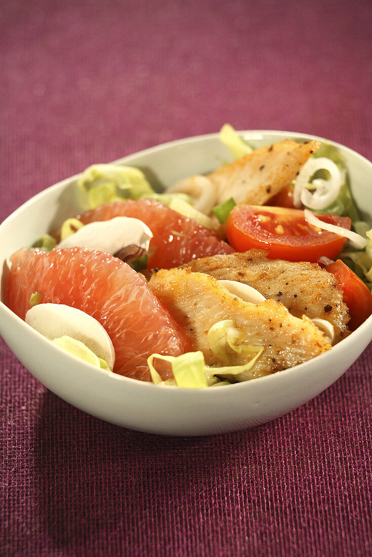 Chicken breast salad with grapefruit, tomato, spring onions