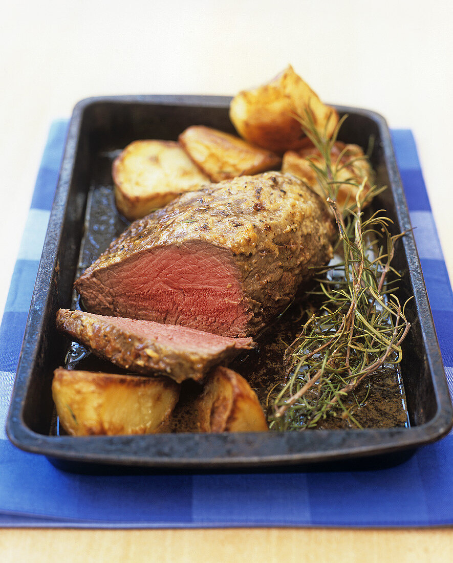 Roastbeef in Senfkruste mit gebackenen Kartoffeln, Rosmarin