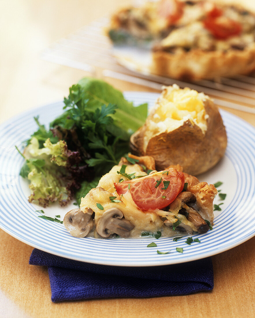 Kartoffel-Pilz-Kuchen mit Ofenkartoffel und Blattsalat