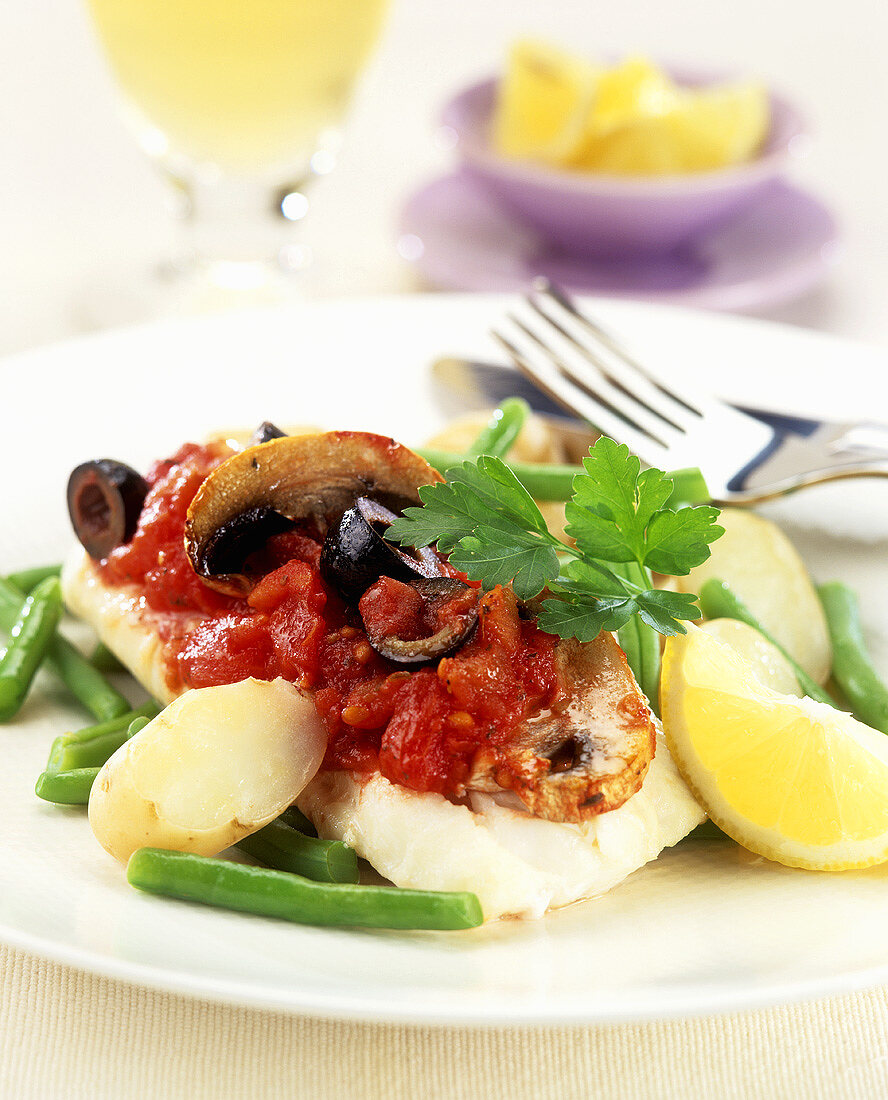 Kabeljau mit Oliven, Tomaten, Pilzen, Kartoffeln und Bohnen