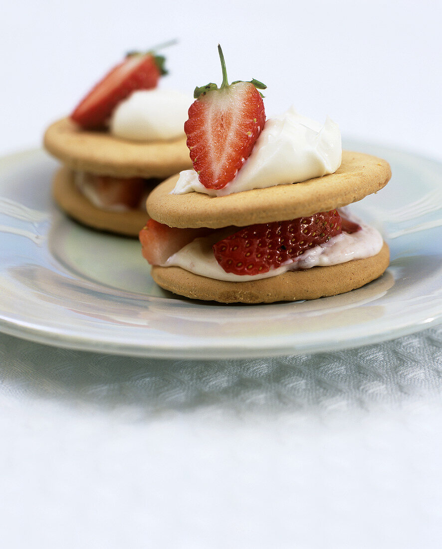 Kekse gefüllt mit Quarkcreme und Erdbeeren