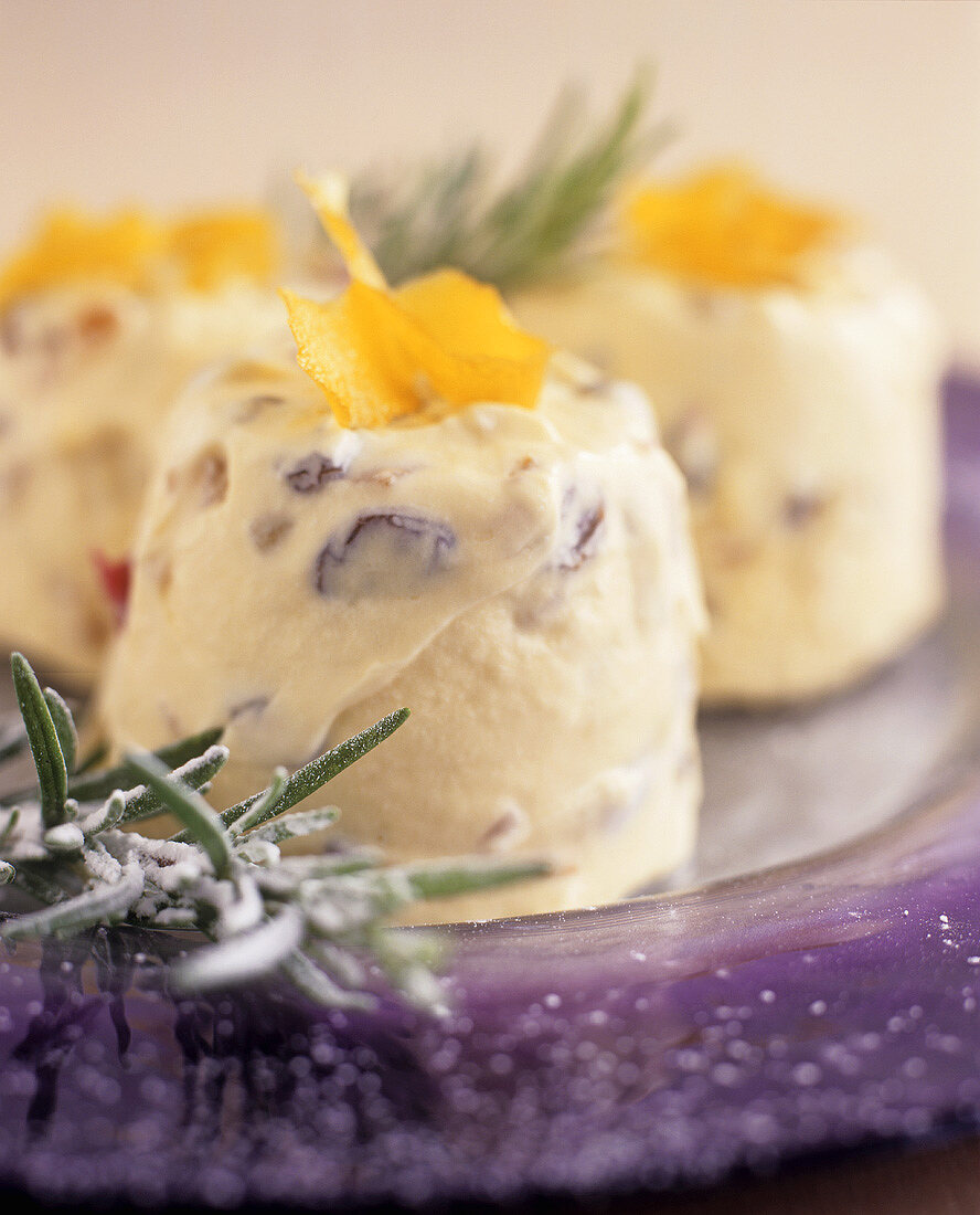 Gefrorener Joghurt mit Rosmarin und kandierten Früchten