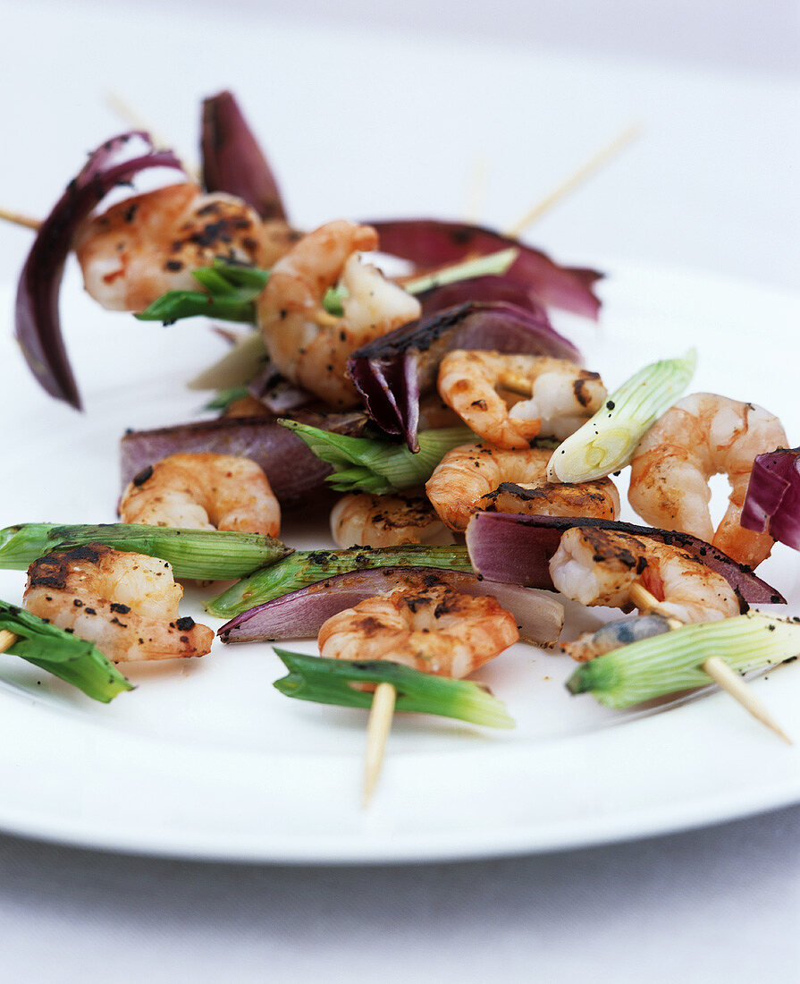 Gegrillte Garnelenspisse mit Zwiebeln