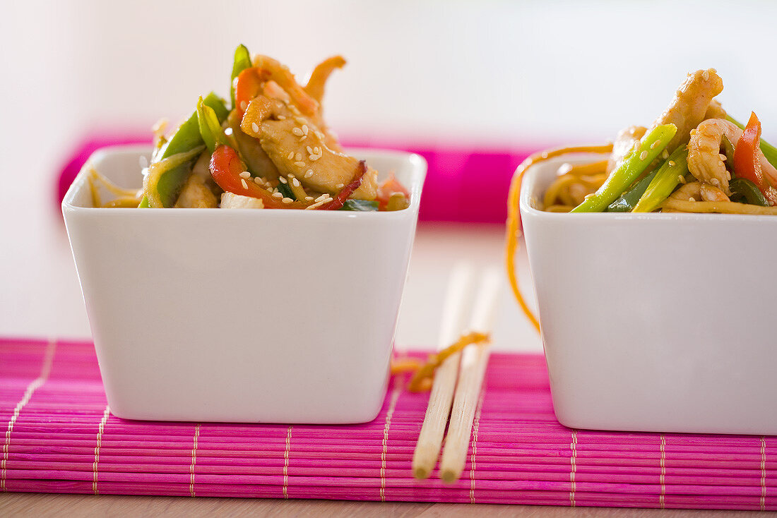 Zwei Hähnchen-Shrimps-Salate mit Gemüse und Nudeln