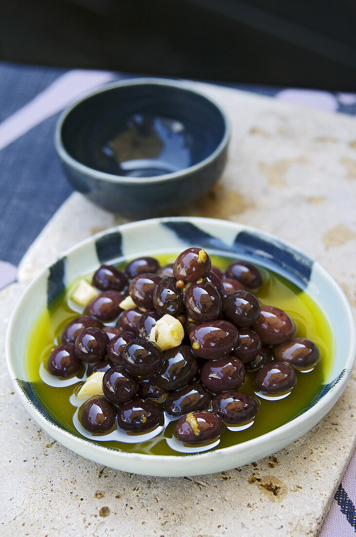 In Gewürzöl eingelegete schwarze Oliven