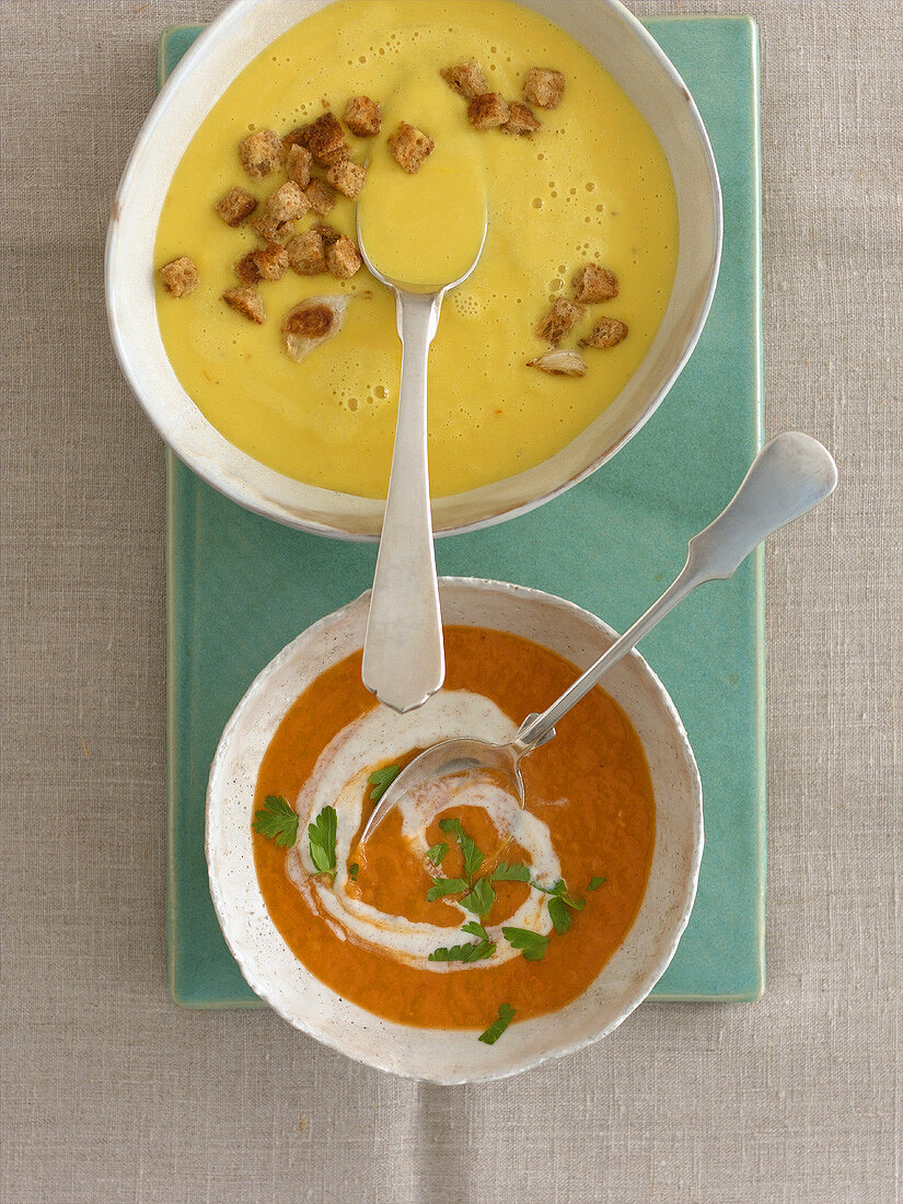 Mandel-Safran-Suppe und Aprikosen-Tomaten-Suppe