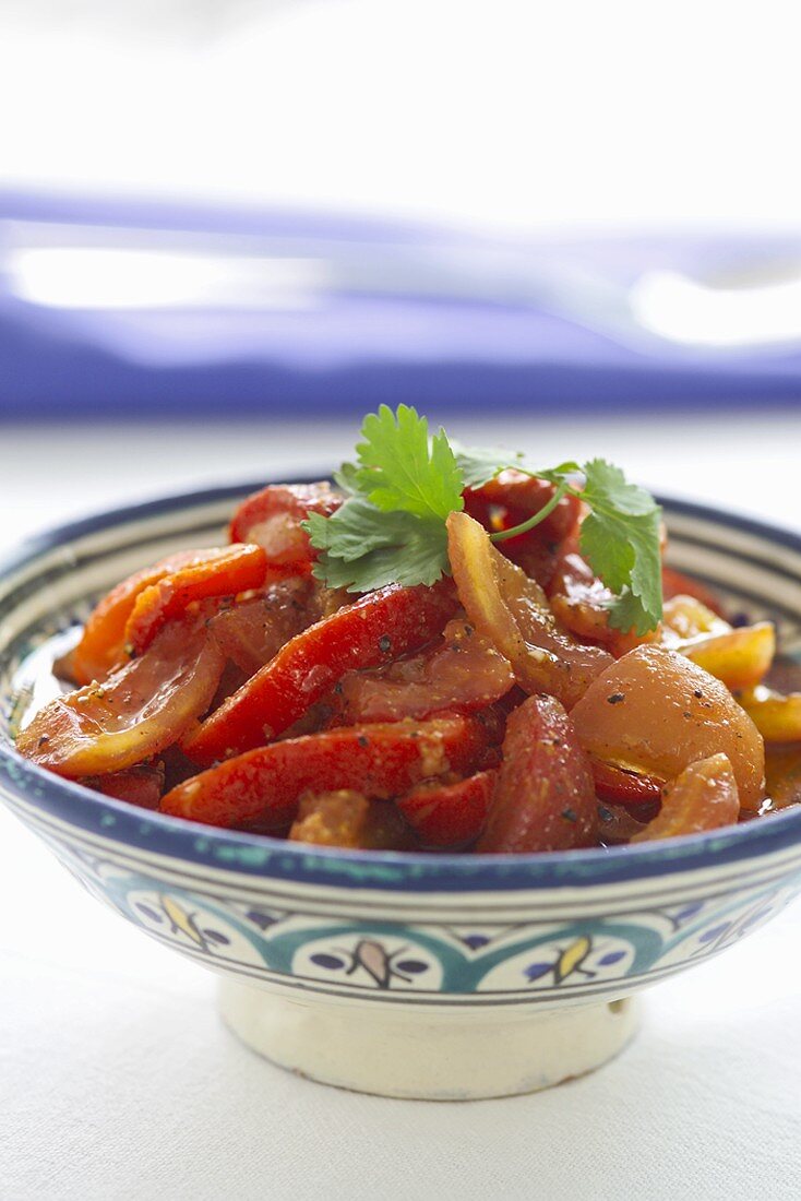 Schälchen mit geschmorten Tomaten- und Paprikastücken