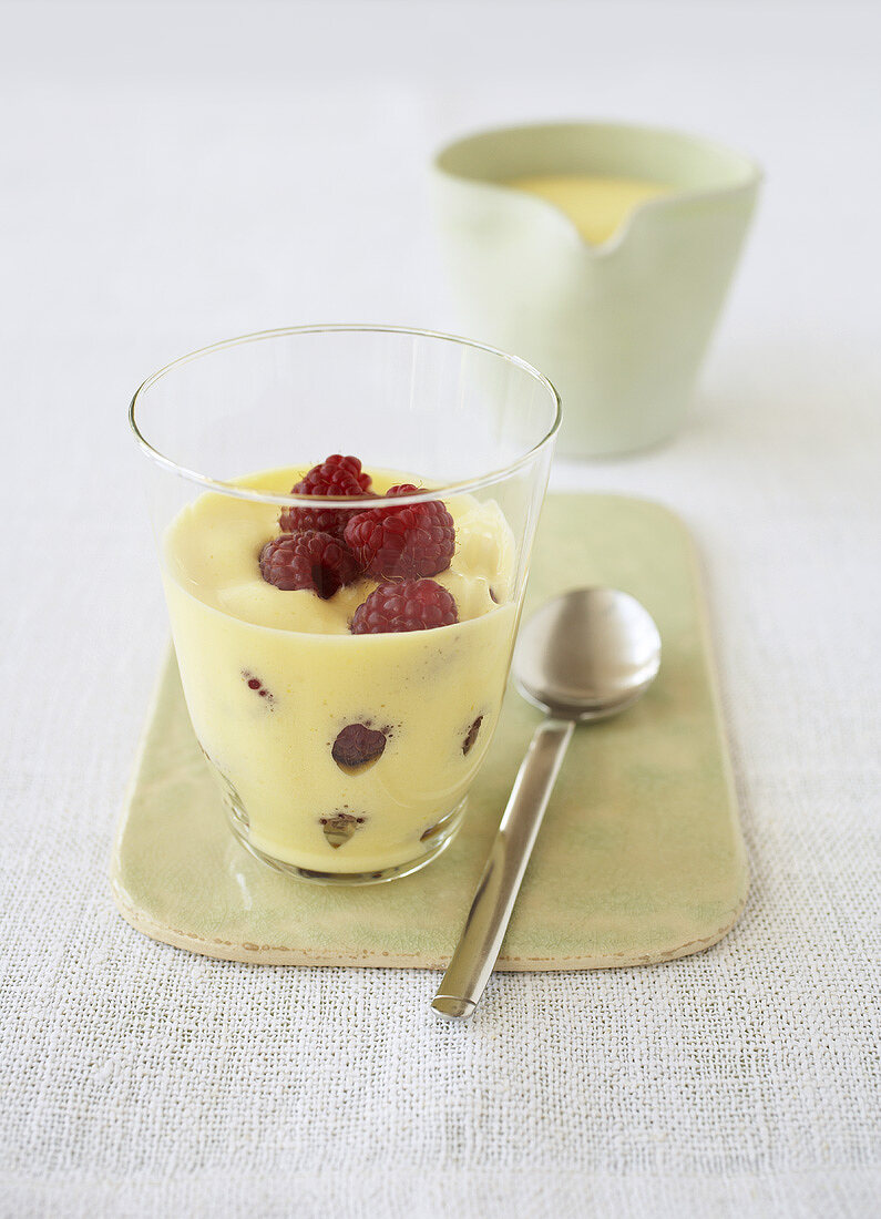 Weißwein-Sabayon mit Himbeeren in einem Glas