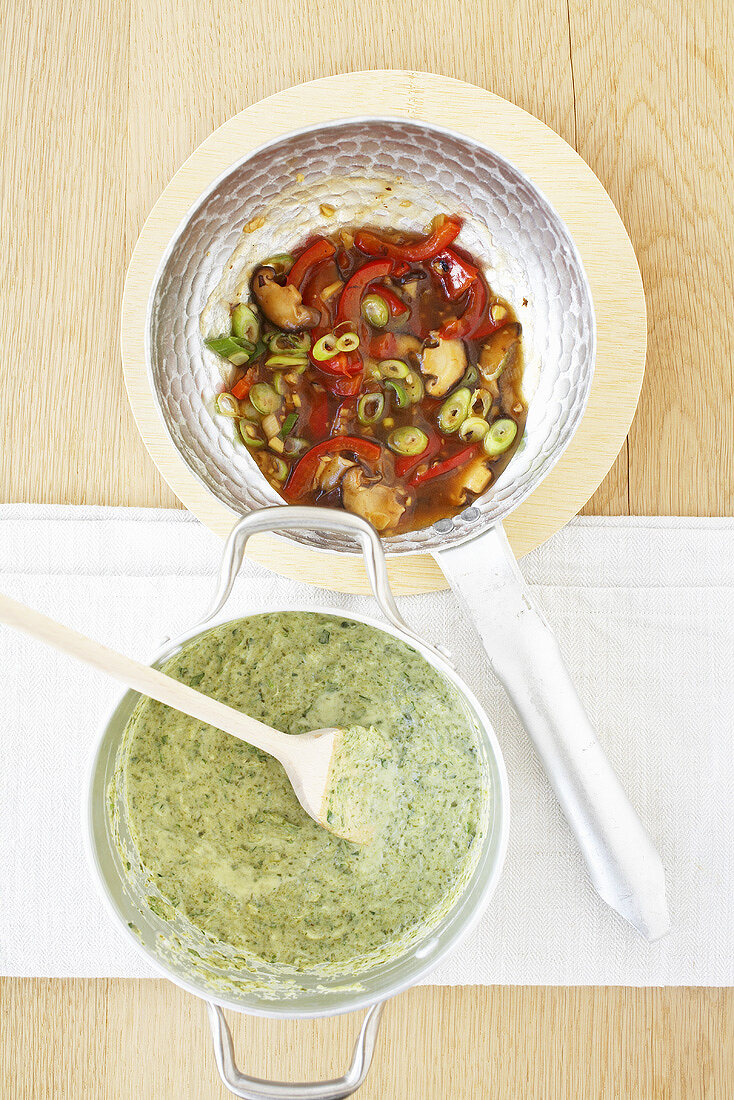 Zucchini-Lauch-Sauce und chinesische Pilzsauce