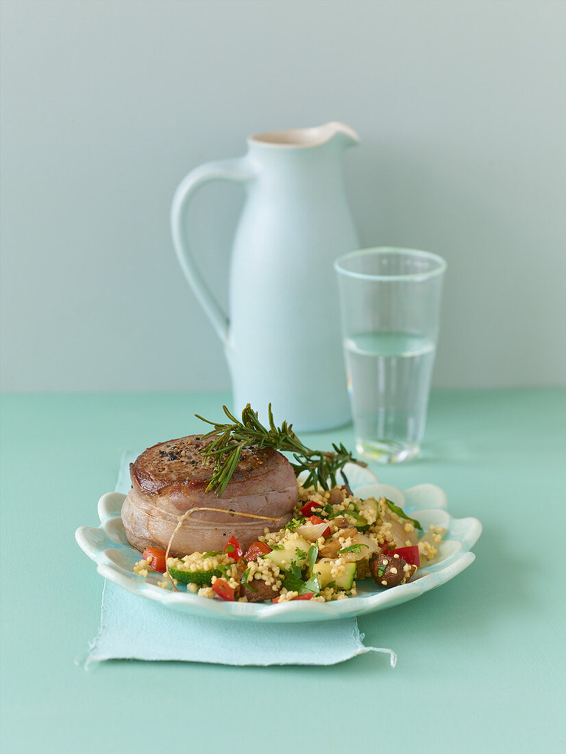 Filetsteak im Schinkenmantel mit Gemüsehirse