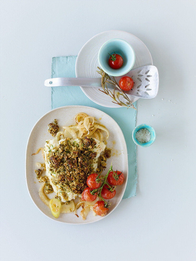 Seelachsfilet mit Pesto-Kruste, Fenchel und Cocktailtomaten