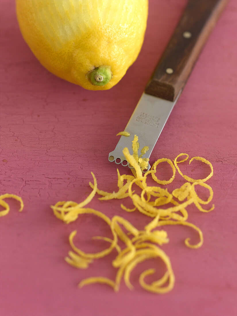 Zitrone mit Zesten und Zestenreisser