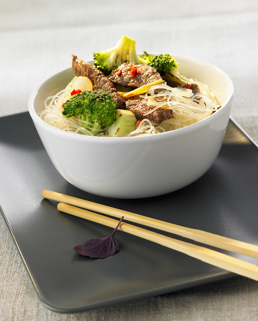 Glass noodles with strips of beef fillet and broccoli