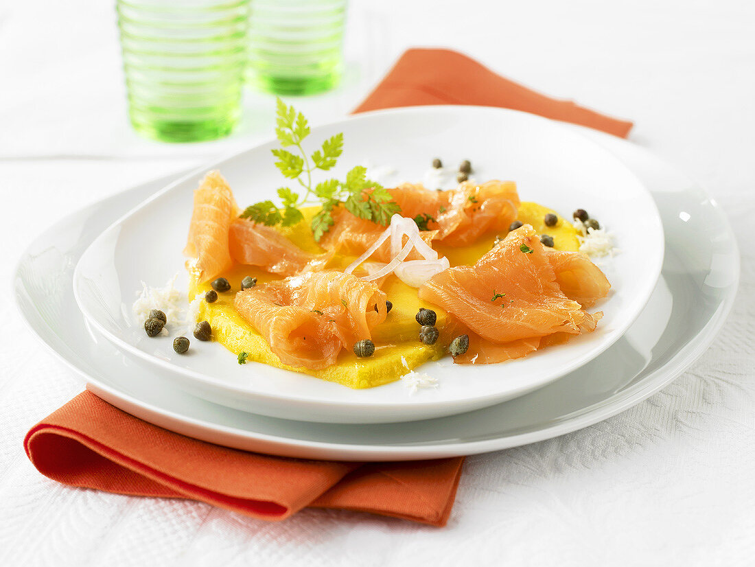 Smoked salmon on mango slices with capers