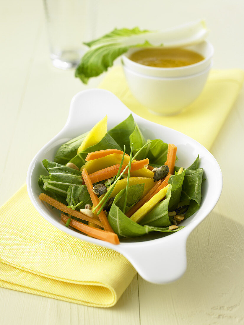 Pak-Choi-Salat mit Mango- und Karottenstreifen