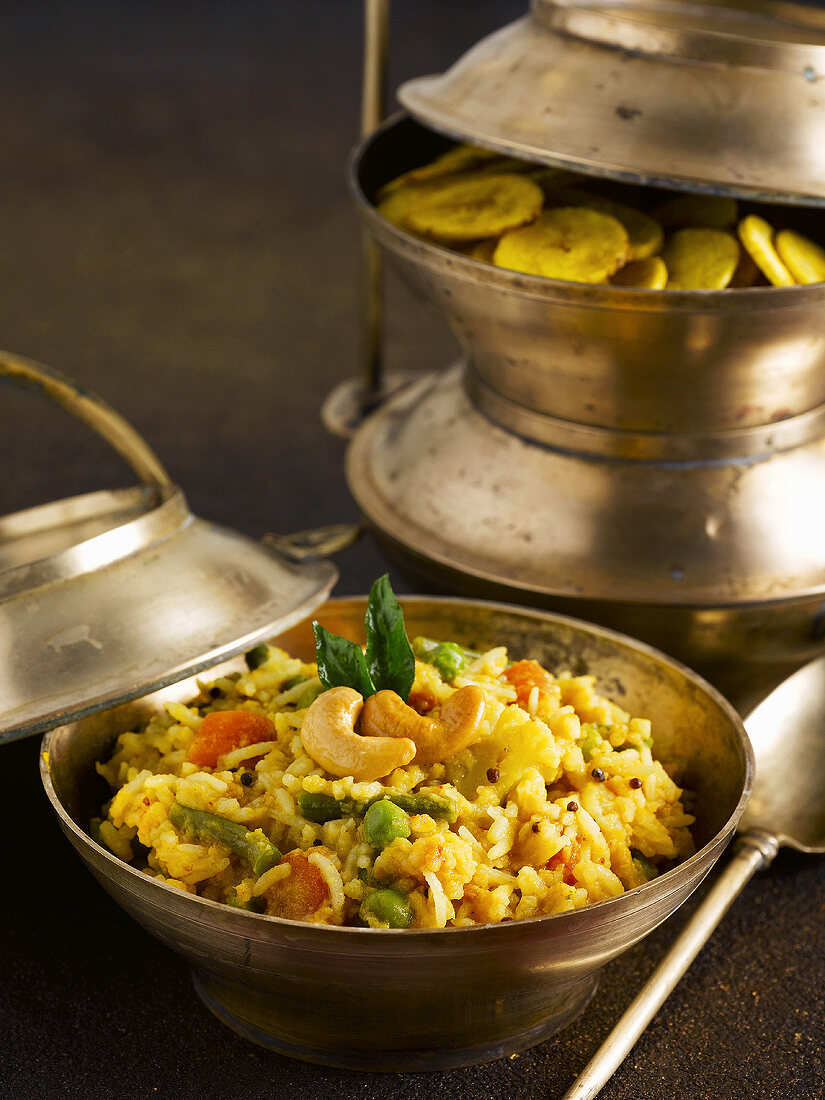 Fried rice with vegetables and cashew nuts (India)