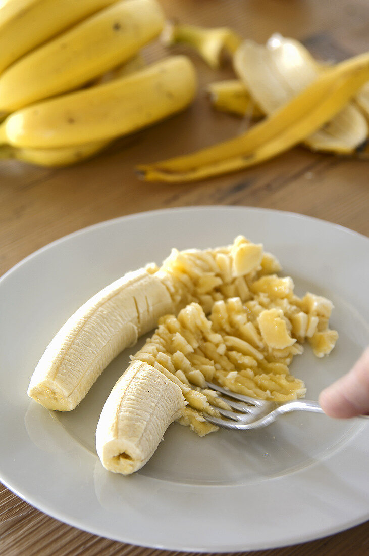 Bananen mit einer Gabel zerdrücken