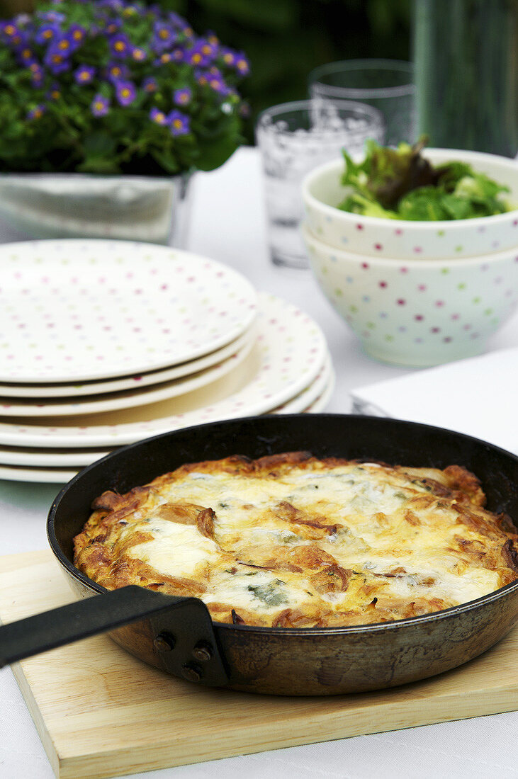 Eine Tortilla in einer Pfanne im Freien