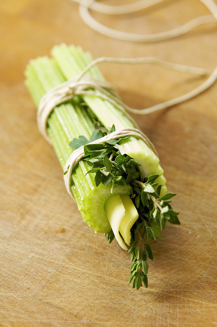 Bouquet garni aus Stangensellerie, Lauch und Kräutern