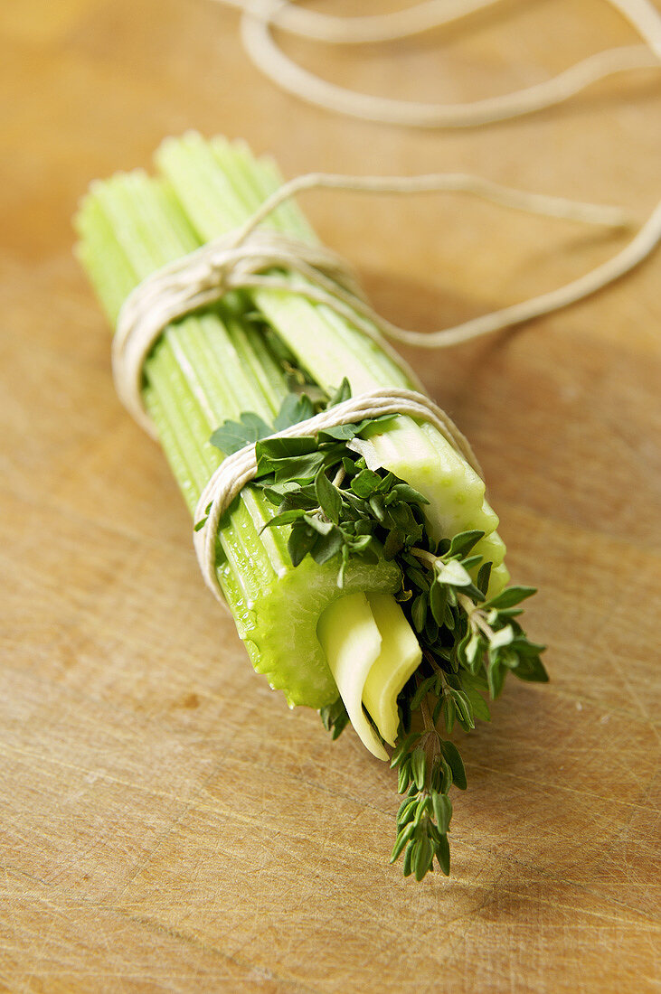 Bouquet garni: celery, leek and herbs – License Images – 326056 ❘ StockFood