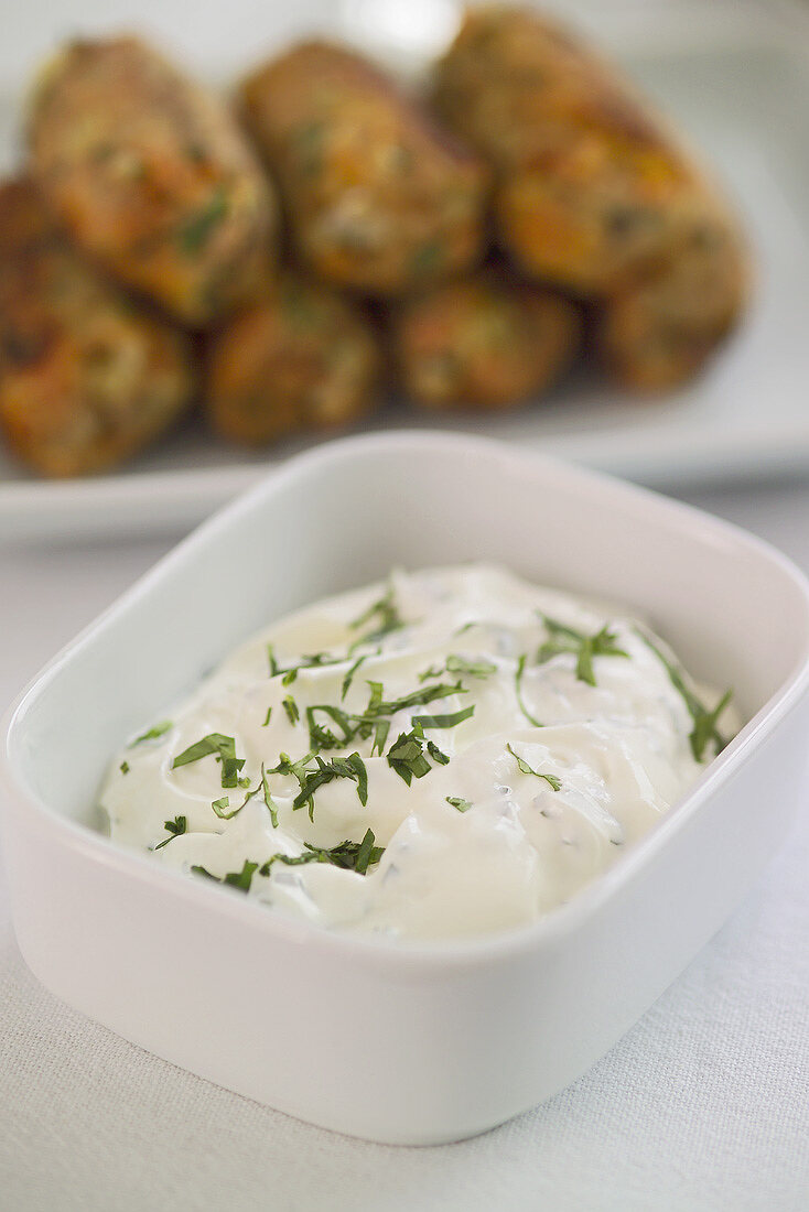 Gebratene Karotten-Röllchen mit Kräuter-Joghurt