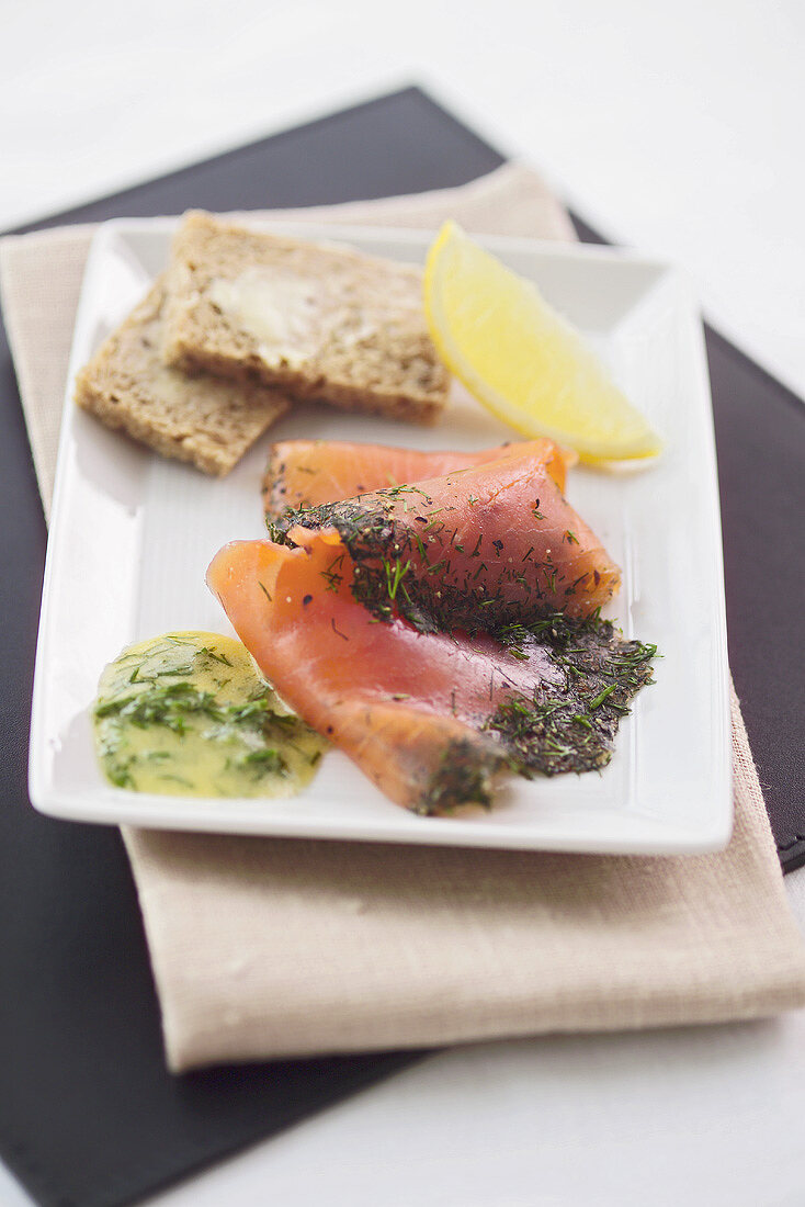 Slices of gravadlax with mustard & dill sauce & wholemeal bread