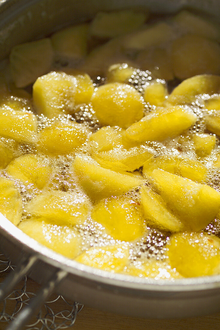 Cooking apple slices in brandy