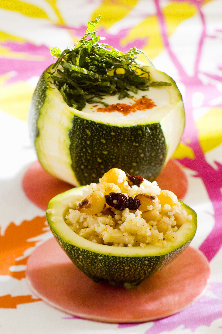 Mit Rosinen-Couscous und Minzjoghurt gefüllte Zucchini